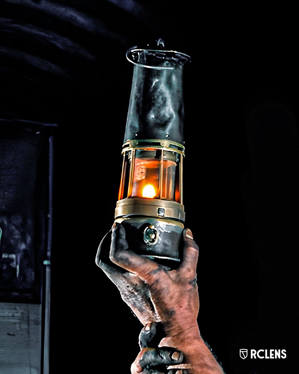 RCLens's tweet photo. Depuis toujours et pour toujours dans nos corons. ⛏️

Plus qu'une tradition, ces festivités sont le socle de notre identité. En ce 4 décembre, jour de la #SainteBarbe, le Racing a une pensée pour les mineurs dont le sacrifice et le labeur inspirent le respect. https://t.co/ChYu24Akgu