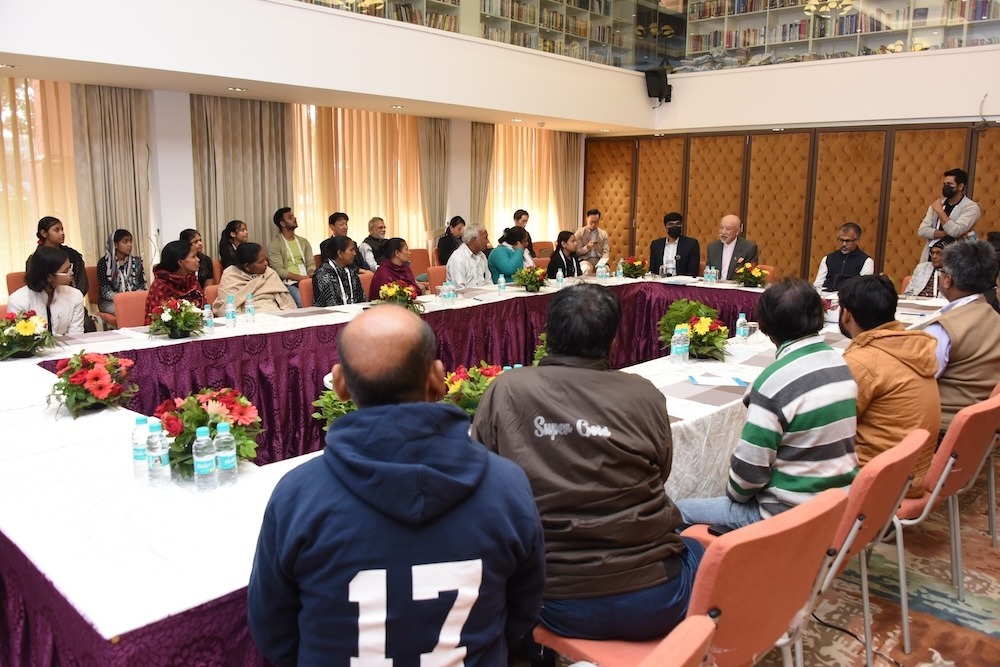 SasakawaYohei's tweet photo. [Business Trip to India] Exchange of opinions with people affected by leprosy. https://t.co/rV8S4Lh2f1