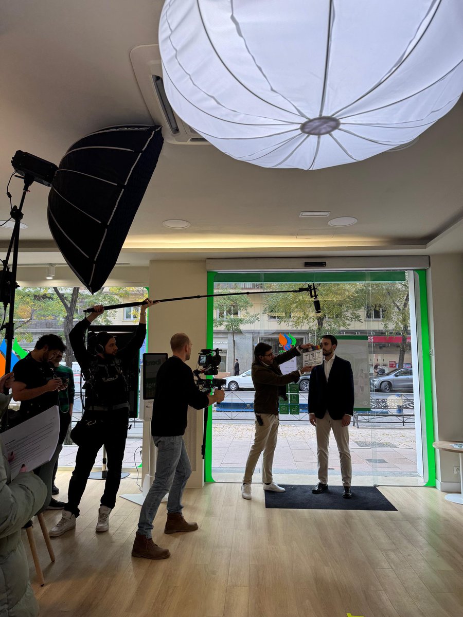 TheCircularGr's tweet image. 👋 Los compañeros de #Nephilim nos mandan estas imágenes de uno de los últimos proyectos en los que han estado trabajando estos días. 

🎥 En este caso el rodaje es para Iberdrola y el proyecto se centra en la comunicación de sus nuevos Puntos de Atención al Cliente.