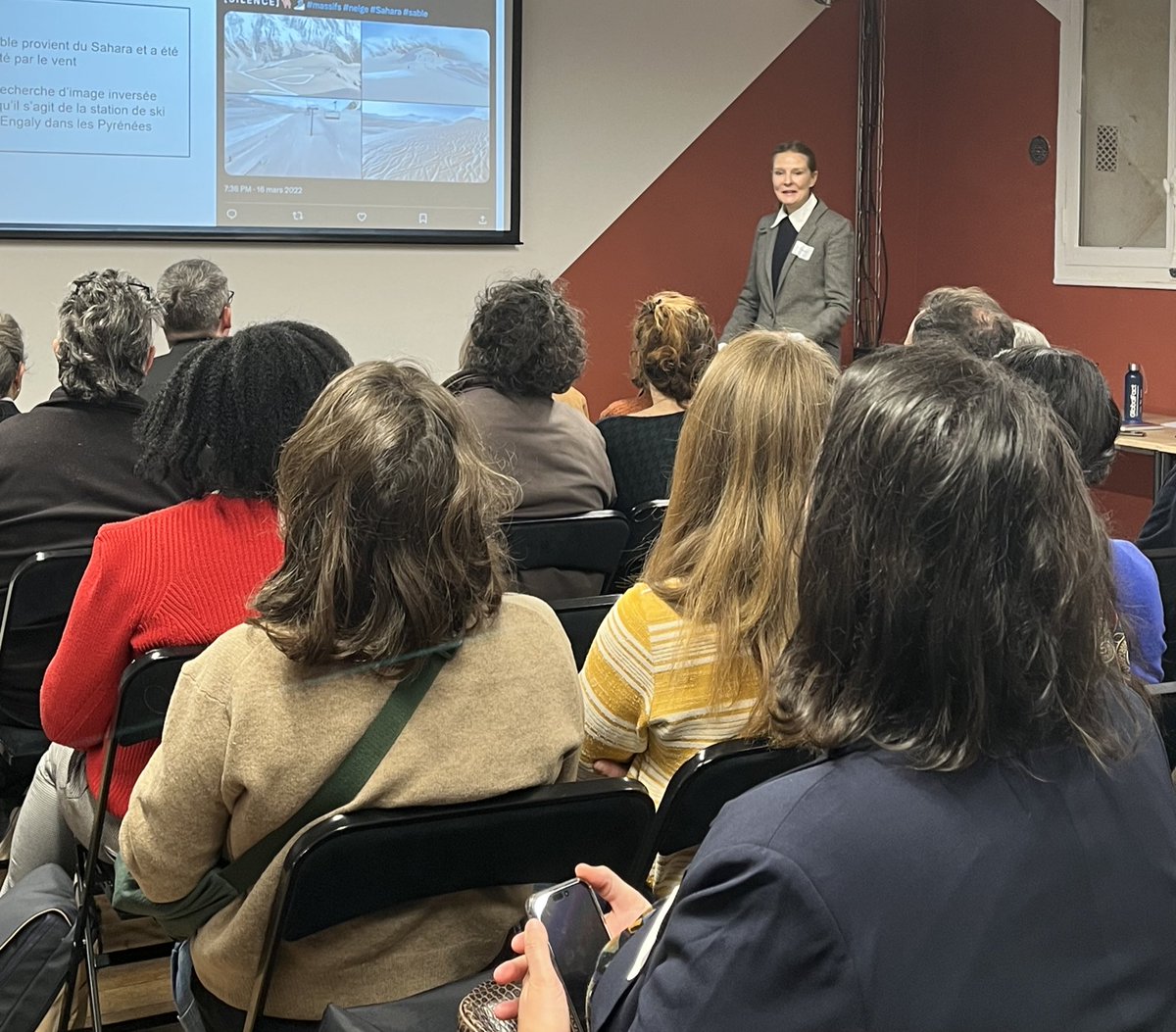 FondationAfnic's tweet photo. 🗣️ Au même moment @ninaism de l’association @Entreleslignes anime un atelier sur « Démêler le vrai du faux sur internet».
#SolNum #Solidarité #Numérique https://t.co/y57oVPjoF1