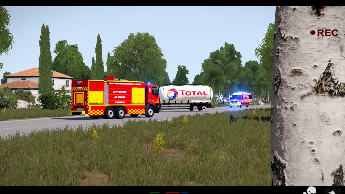 Un camion Total accidenté, les pompiers interviennent