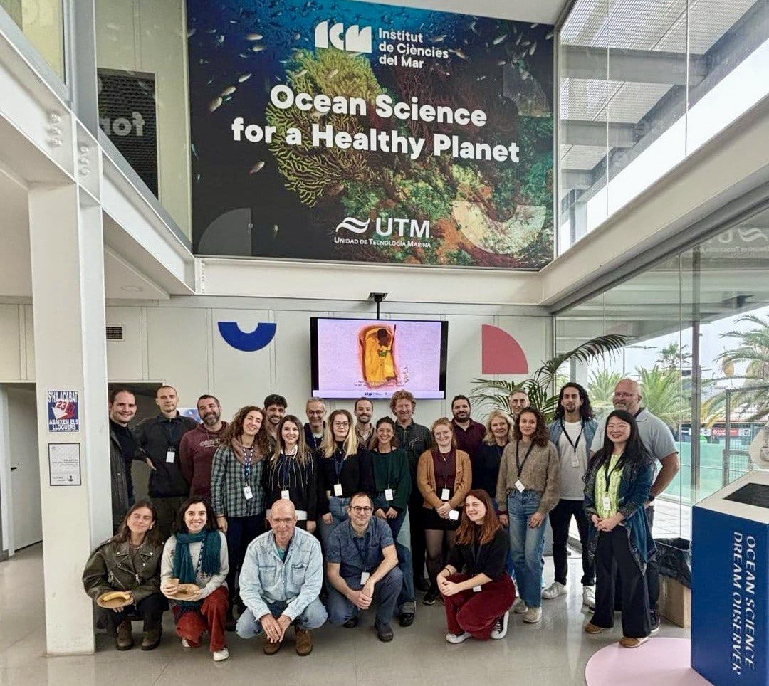 IEO_Cadiz's tweet photo. Nuestro compañero Ale Hidalgo @Sir_Arisent , becario en @Trofiqueando con @JAEIntro_CSIC , participó hace unos días en el curso 📊Ecosim con Ecopath🐠celebrado en el @ICMCSIC .

🙌🏽Con @CollMonton y @JeroenSteenbeek instruyendo al equipo.

#EstrategiasMarinas
#GES4SEAS #PROOCEANS https://t.co/16ga2CgnJu