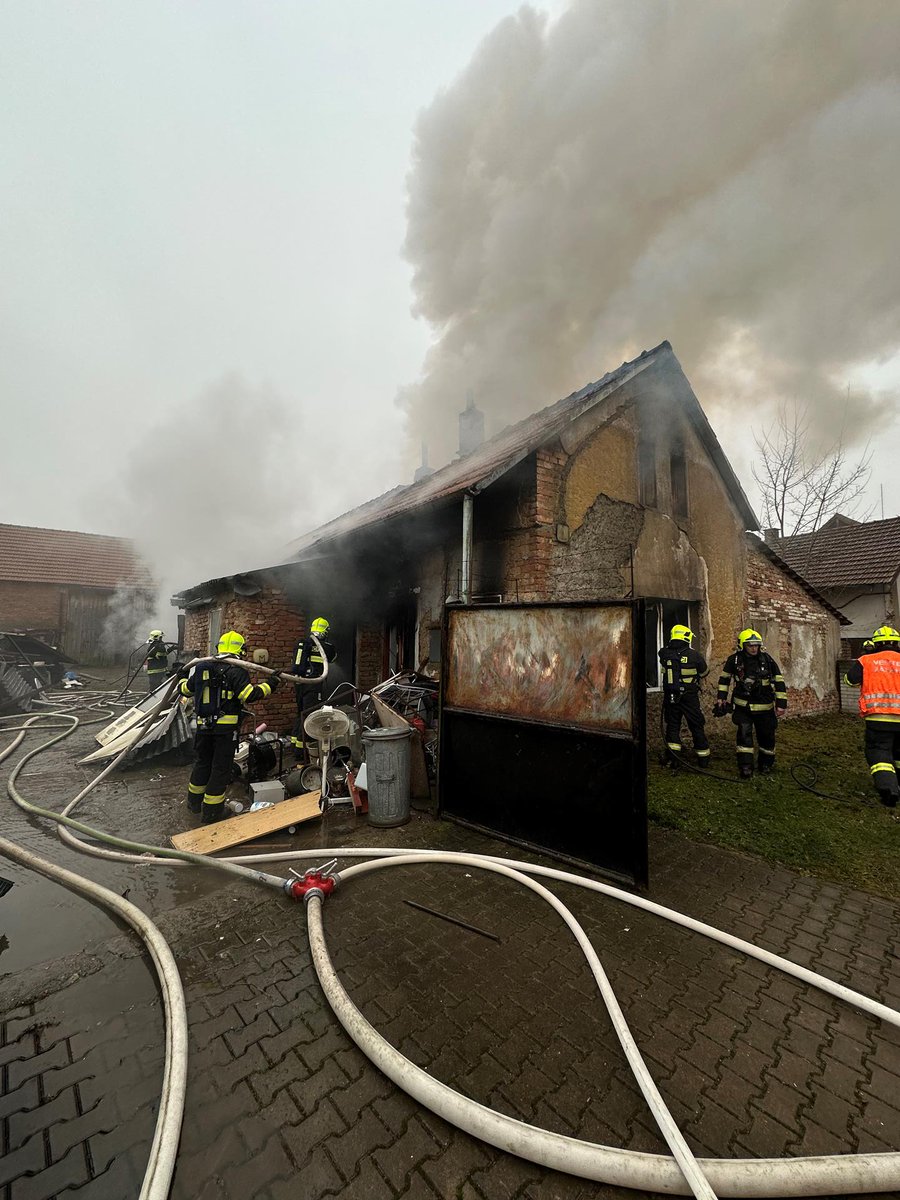 HZS_STC's tweet photo. Zasahujeme v obci Ledčice na Mělnicku u požáru rodinného domu. Na místě je vyhlášen druhý stupeň požárního poplachu, na pomoc nám vyjely také jednotky z @HzsUlk Uvnitř budovy hasiči nalezli PB láhev, kterou ochlazovali. Jednu osobu předali do péče @ZZS_SCK. Lokalizace: 9:50 h. https://t.co/GkPQmKTfRr