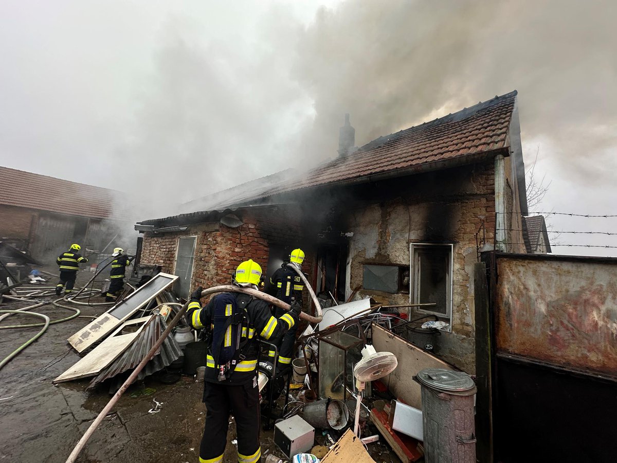 HZS_STC's tweet photo. Zasahujeme v obci Ledčice na Mělnicku u požáru rodinného domu. Na místě je vyhlášen druhý stupeň požárního poplachu, na pomoc nám vyjely také jednotky z @HzsUlk Uvnitř budovy hasiči nalezli PB láhev, kterou ochlazovali. Jednu osobu předali do péče @ZZS_SCK. Lokalizace: 9:50 h. https://t.co/GkPQmKTfRr