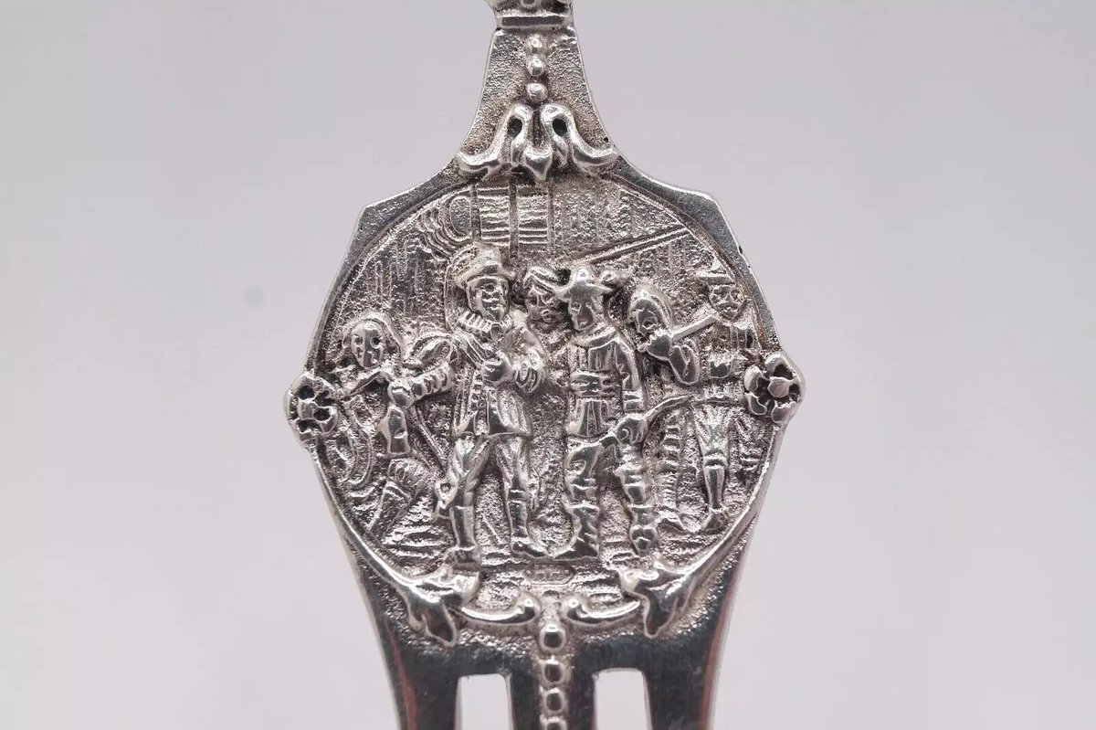 SimplyCLtd's tweet photo. 833 Silver Dutch Serving Fork, a wonderfully crafted piece by Herbert Hooijkaas
Available here: https://t.co/EL2acJZ02c

#Silver #antiques #vintage #shopping #uniquegifts #giftideas #Christmas2024 #Christmasgifts #eBay https://t.co/P3AmrCDKJQ