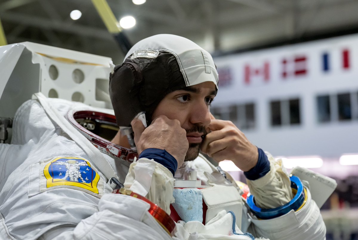 Astro_Pablo_ESA's tweet image. 🇪🇸¡Un momento inolvidable en mi camino hacia el espacio!

He completado mi certificación básica de EVA (Actividades Extravehiculares) en el Laboratorio de Flotabilidad Neutral (NBL) en Houston, junto a mi amigo y astronauta, Marco Sieber, de Suiza.

Flotar en la enorme piscina…