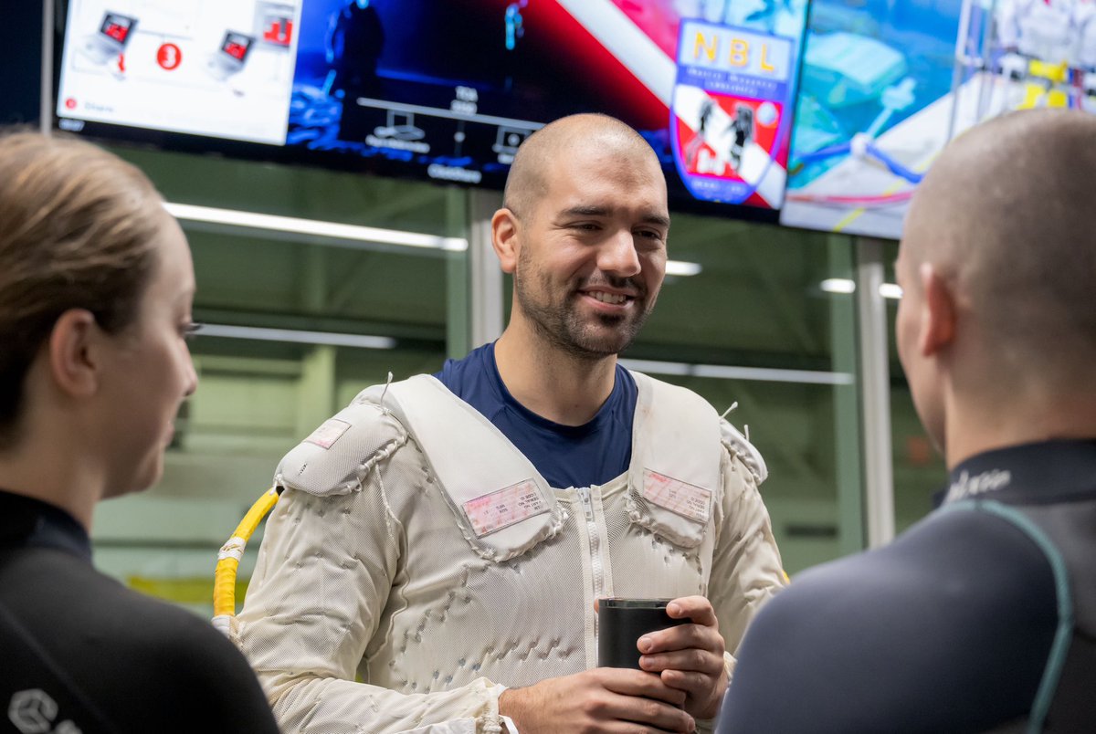 Astro_Pablo_ESA's tweet image. 🇪🇸¡Un momento inolvidable en mi camino hacia el espacio!

He completado mi certificación básica de EVA (Actividades Extravehiculares) en el Laboratorio de Flotabilidad Neutral (NBL) en Houston, junto a mi amigo y astronauta, Marco Sieber, de Suiza.

Flotar en la enorme piscina…