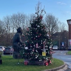 LWHCharity's tweet photo. Festive thanks goes to @Intelligent Scaffolding for donating and decorating a magnificent tree on the LWH roundabout. Thank you for bringing the Christmas magic for our patients and staff 💜  🧑‍🎄 https://t.co/bXOJJlAwP9