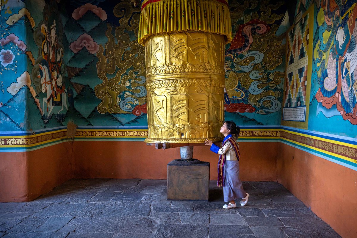 GM everyone! ☀️

Portrait of a child spinning a Buddhist prayer wheel inside a Dzong (Bhutan 🇧🇹)

#travelphotography