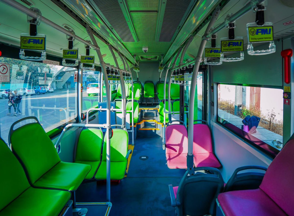 मोहल्ला बसें #दिल्ली में लास्ट माइल कनेक्टिविटी के लिए गेम चेंजर बनेंगी। 9 मीटर की ये बसें भीड़भाड़ वाले इलाके के लिए है।

अगले 2 सप्ताह में 150 #मोहल्ला #बसें दिल्ली की सड़कों पर उतरेंगी और 2025 तक 2140 मोहल्ला बसें दिल्ली की हर कॉलोनियों को जोड़ेगी ।