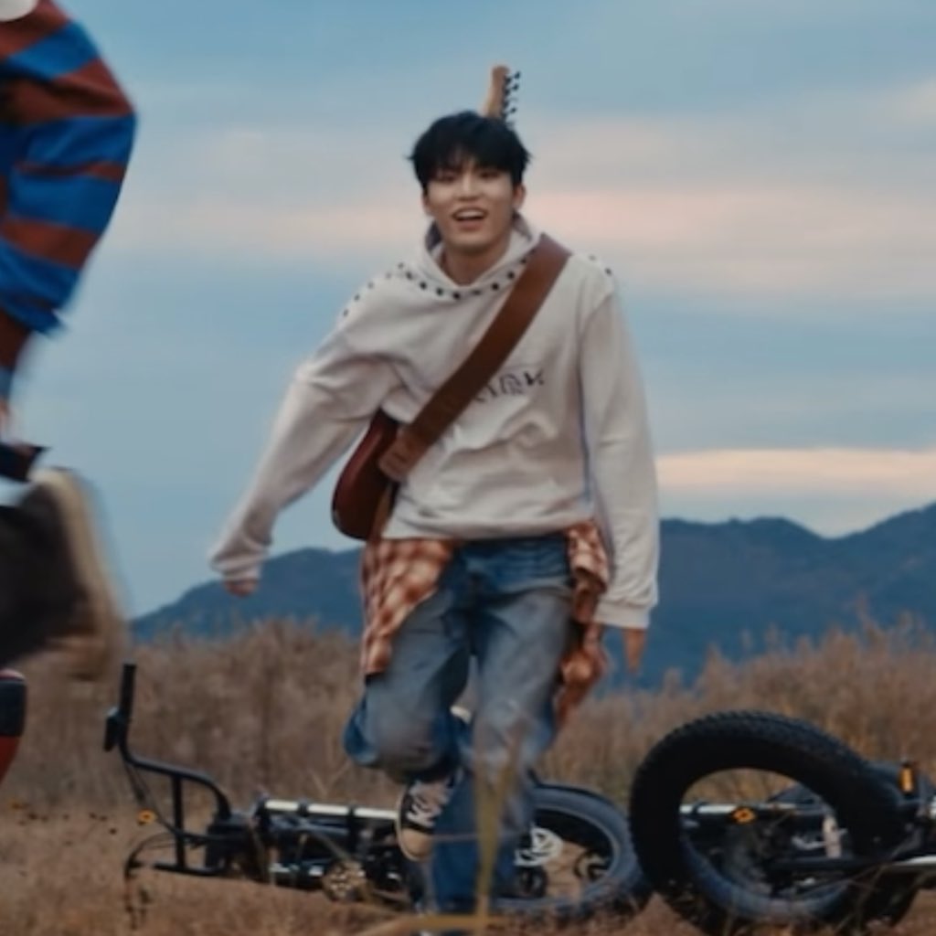 jexngwxx's tweet photo. jeongwoo is carrying a guitar on his back 😭😭😭 I LOVE THIS SO MUCHHH https://t.co/upEQZ3GU7c