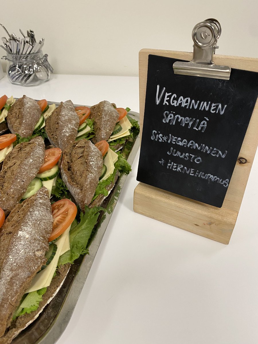 Kokoustarjoiluiden tulevaisuus? Kaikki  lähtökohtaisesti vegaanina, muita toiveita huomioitiin erikseen pyytämällä. 

En ole vegaani mutta arvostan ajatusta ja sämpyläkin maistui. ✌🏼

#kokoustarjoilut #sustainablechange