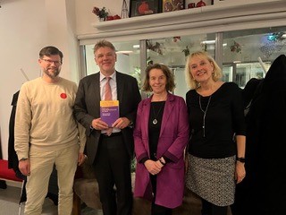 Festschrift für Matthias Karmasin. Im Rahmen einer Feierstunde an der Universität Klagenfurt haben langjährige Weggefährten von Matthias Karmasin eine Festschrift aus Anlass seines 60. Geburtstags präsentiert. oeaw.ac.at/cmc/detail/new…