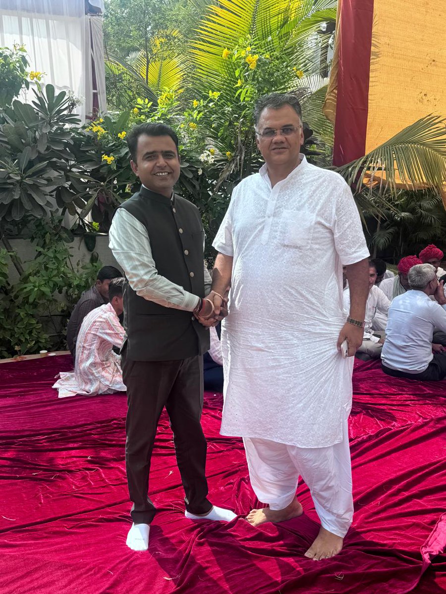 Madanbjp7111's tweet image. आज अहमदाबाद (गुजरात) में जालोर-सिरोही के पूर्व सांसद आदरणीय श्री #DevjiPatel जी की सुपुत्री के विवाह समारोह में सहभागिता कर, उन्हें शुभाशीर्वाद और मंगलकामनाएं अर्पित कीं।

नवदम्पत्ति के उज्ज्वल भविष्य और सुखमय जीवन के लिए हृदय से शुभकामनाएं।