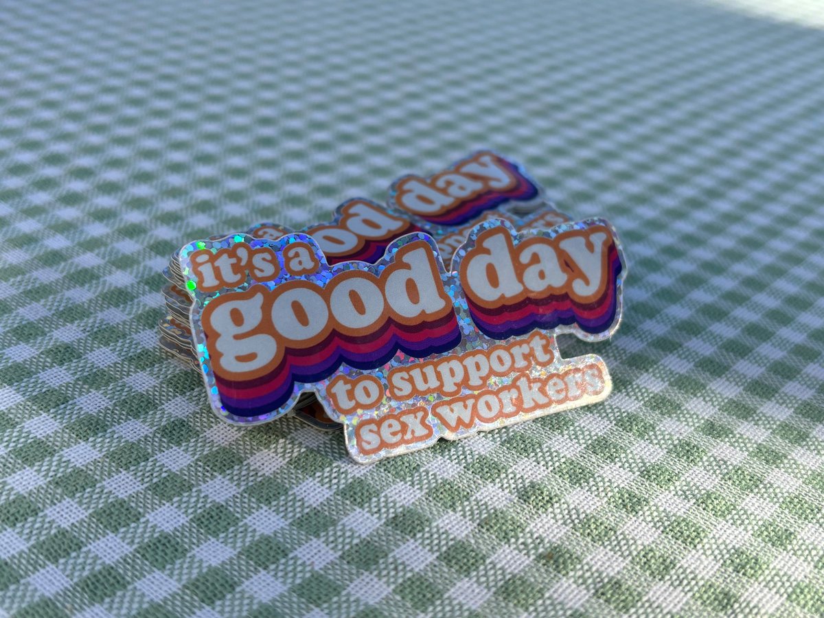 Petit rappel que sur notre KoFi vous pouvez toujours trouver de superbes stickers à paillettes, pour gâter tout en soutenant notre projet !