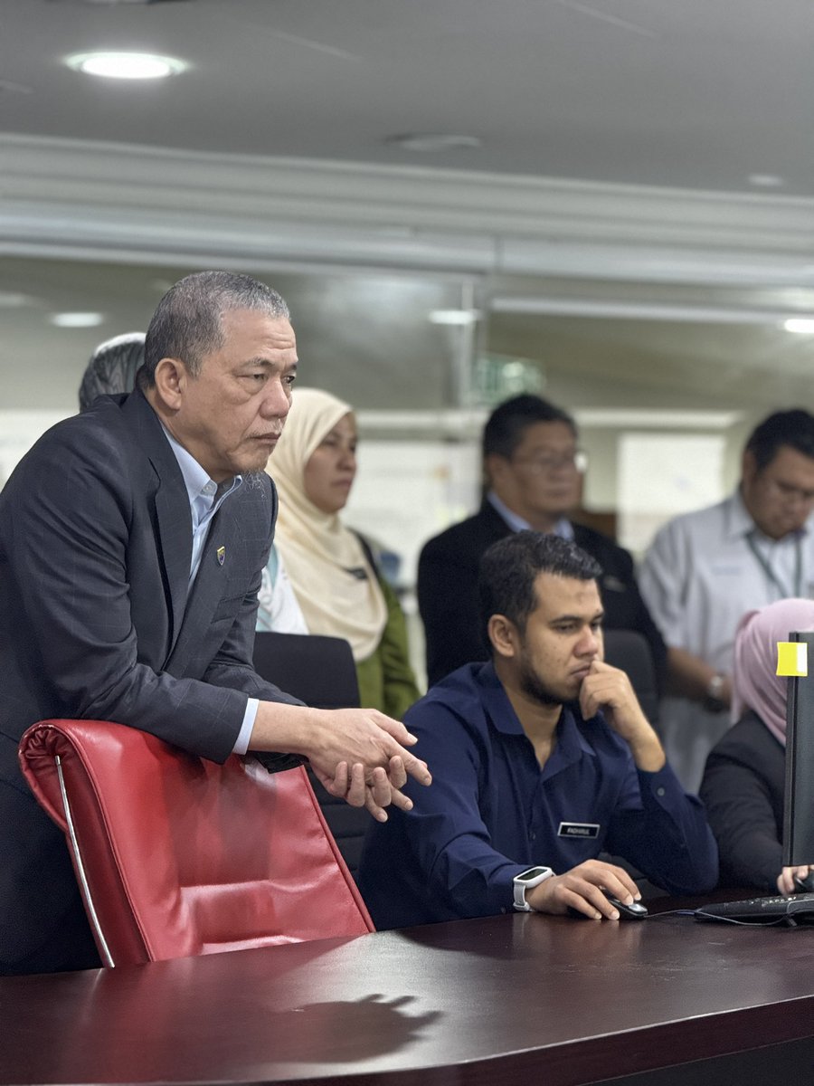 norehamohd's tweet photo. YAB TPM DS @PetraJayaMP meninjau Pusat Ramalan dan Amaran Banjir Negara #PRABN @jps_malaysia @mynadma. PRABN menyalur maklumat operasi ramalan banjir secara real time seluruh Malaysia kpd orang awam @ksu_petra @zakhir69 @nyonyacyber @Tenaga_Nasional @span_malaysia #petra https://t.co/mHlaPro8QH