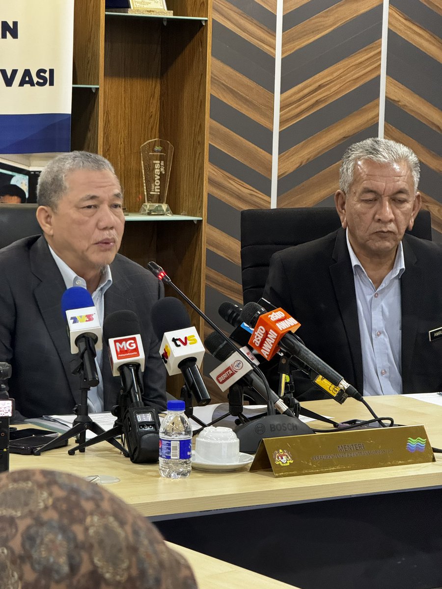 norehamohd's tweet photo. YAB TPM DS @PetraJayaMP meninjau Pusat Ramalan dan Amaran Banjir Negara #PRABN @jps_malaysia @mynadma. PRABN menyalur maklumat operasi ramalan banjir secara real time seluruh Malaysia kpd orang awam @ksu_petra @zakhir69 @nyonyacyber @Tenaga_Nasional @span_malaysia #petra https://t.co/mHlaPro8QH