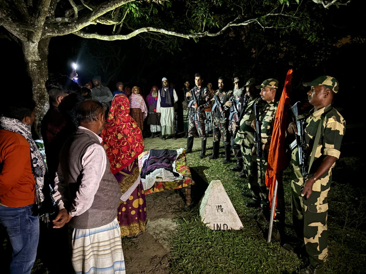 BSF_SOUTHBENGAL's tweet photo. 02.12.24
#BSF:HUMANITY BEYOND BORDERS

On humanitarian ground,Troops of BOP-Alipur @BSF_SOUTHBENGAL made arrangements at International Border in Dist-Malda(WB) to have last glimpse of mortal remains of a Bangladeshi mother to her Indian daughter.
#HumanityFirst
#DutyBeyondBorders https://t.co/bLub9hYrIb
