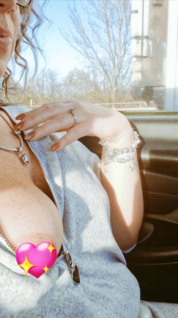 honeybum88's tweet photo. Naughty weekend away, starts with fun in the car 🚗
#smmodel #streamate #publicflashing #titsout https://t.co/rDNrDbd4jN