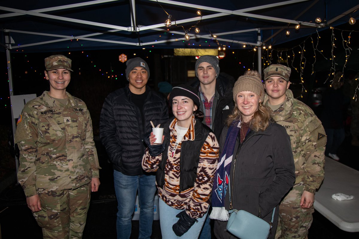Santa 🎅🏻 visits Tower Barracks to light the #Christmas Tree 🎄 with families at Tower Barracks in #Grafenwoehr, #Germany, Dec. 2. 
#BetterInBavaria #StrongerTogether
@eucomofficial @usarmy @usarmyeuraf
U.S. Army 📸 by Spc. Thomas Dixon