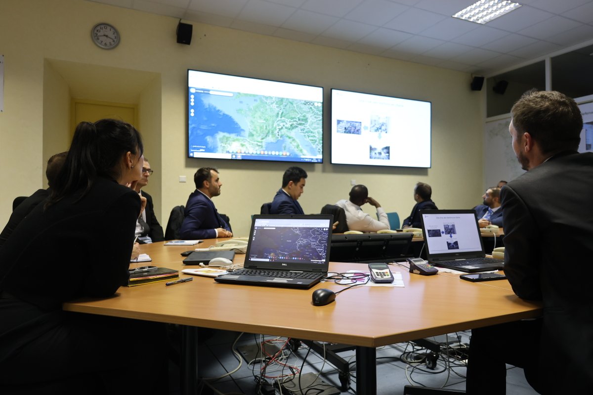Prefet54's tweet photo. La Meurthe-et-Moselle accueille cette semaine les élèves de la 32 ème promotion de l’École de Guerre (établissement de formation des officiers supérieurs des forces armées françaises et des services de la Défense) qui iront à la rencontre de différents services de l'Etat et d'élus, dans le cadre de leur formation🤝  

Hier, Christophe ANTONI, directeur de cabinet du préfet de Meurthe-et-Moselle, les a accueillis au sein de la préfecture pour leur faire visiter le Centre Opérationnel Départemental, véritable point névralgique de la gestion de crises, et leur exposer les missions du préfet et de son cabinet en gestion de crise 👀

 Le saviez-vous ❓ 
➡️ Le Centre Opérationnel Départemental (COD) est activé par le préfet lors de crises majeures (accidents, catastrophes, etc.) pour coordonner les actions des forces de sécurité, des services de l'État et des collectivités afin d’assurer une gestion rapide et efficace de l'urgence.