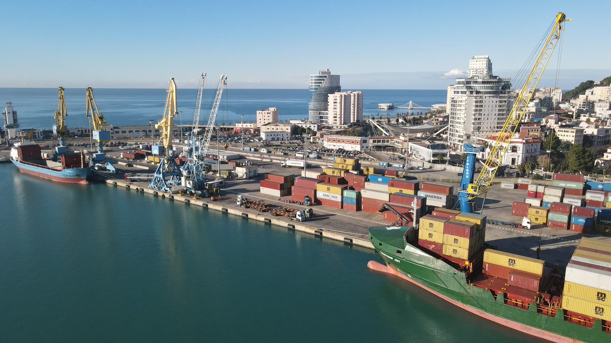 DurresPort's tweet photo. #ContainerTuesday⛴🏗🌊
#Spotted👀: #ContshipJoy container ship flying under the flag of #Liberia🇱🇷unloading 326 Pcs @ quay 6 today.This ship is 140m long & has a GT of 10.965 t.🚢🏗
#Maritime🇦🇱⚓️🚢 #portcity #logistics #shipping #cargo #portainers #harbour #tuesdayvibes📸 https://t.co/19APDdG28z