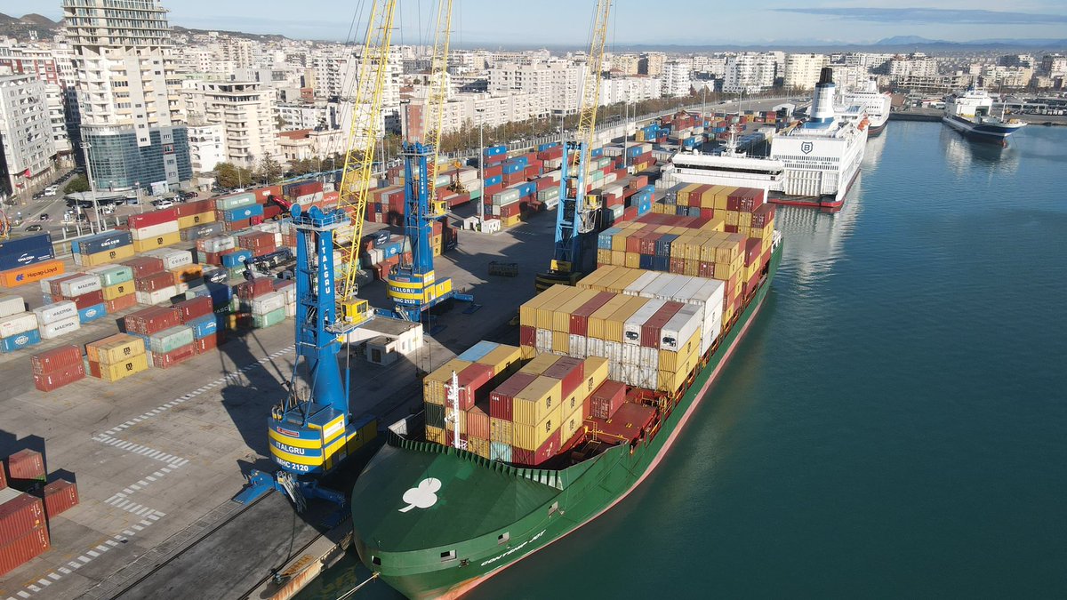 DurresPort's tweet photo. #ContainerTuesday⛴🏗🌊
#Spotted👀: #ContshipJoy container ship flying under the flag of #Liberia🇱🇷unloading 326 Pcs @ quay 6 today.This ship is 140m long & has a GT of 10.965 t.🚢🏗
#Maritime🇦🇱⚓️🚢 #portcity #logistics #shipping #cargo #portainers #harbour #tuesdayvibes📸 https://t.co/19APDdG28z
