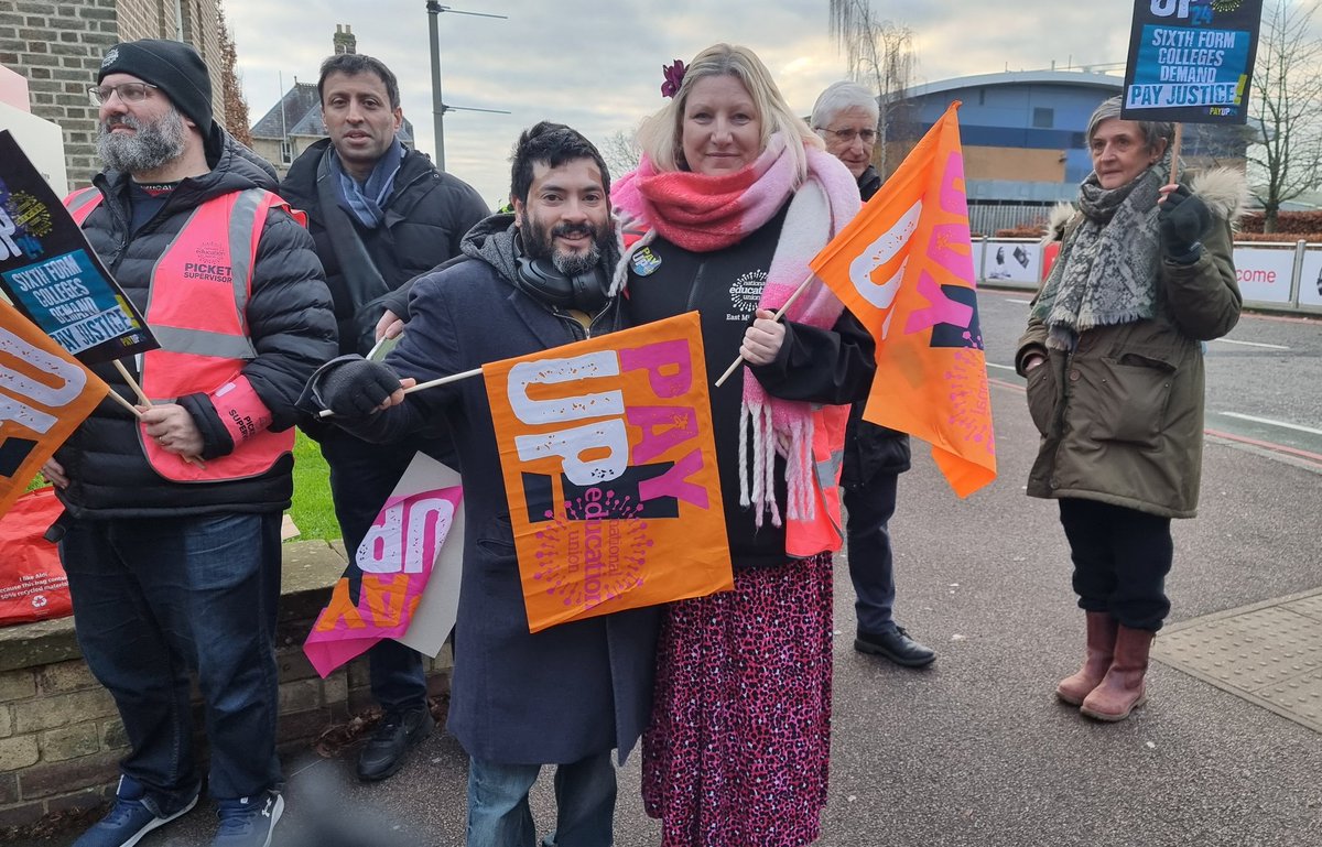 KevinDajee's tweet photo. Day 2 - out on a chilly #December morning in solidarity! NEU members at a Sixth Form College in #Leicester continuing to make a stand today on pay. #DFE fund our college pls! @DanielKebedeNEU @NEUnion @RedLeics @SFCA_info @UKLabour #EducatorsDeserveBetter #payup #PayUp24 https://t.co/d1HM2uAQZ2