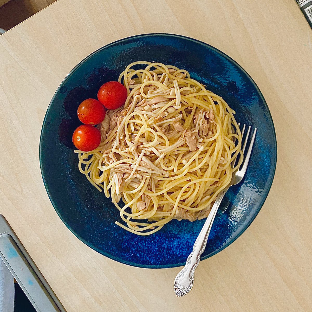 「ツナとえのきのパスタとたまごのなんか 」|日暮のイラスト