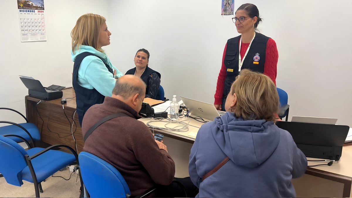 pilarbernabe's tweet photo. Amanece el día en la pedanía de La Torre, en València. En el bar atienden a su clientela con los cafés de la mañana. Y en la farmacia se dispensan medicamentos a vecinas y vecinos.

Empieza a notarse que las ayudas del Gobierno de España ya están llegando a las personas afectadas por la #DANA. Aún así, las oficinas estatales de ayudas permanecerán abiertas el tiempo que sea necesario.

En este momento la máxima prioridad es la reconstrucción. Y para ello las ayudas del Gobierno son clave.

#TotsAUna
