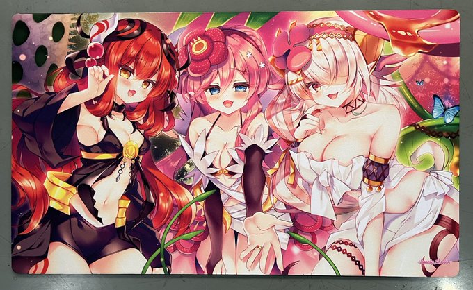 印刷所さんから実物サンプル写真きました!
発色めちゃくちゃよいー😭🙏
厚みもあるのでデスクマットにも使えます🙆‍♀️ 