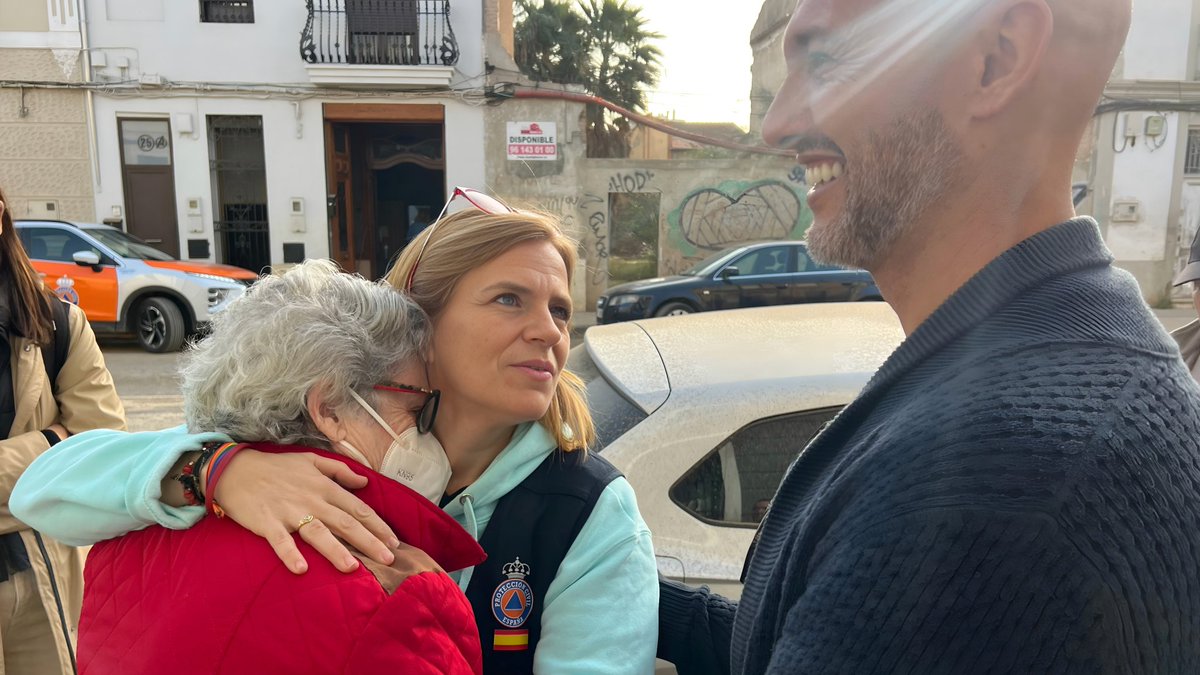 pilarbernabe's tweet photo. Amanece el día en la pedanía de La Torre, en València. En el bar atienden a su clientela con los cafés de la mañana. Y en la farmacia se dispensan medicamentos a vecinas y vecinos.

Empieza a notarse que las ayudas del Gobierno de España ya están llegando a las personas afectadas por la #DANA. Aún así, las oficinas estatales de ayudas permanecerán abiertas el tiempo que sea necesario.

En este momento la máxima prioridad es la reconstrucción. Y para ello las ayudas del Gobierno son clave.

#TotsAUna