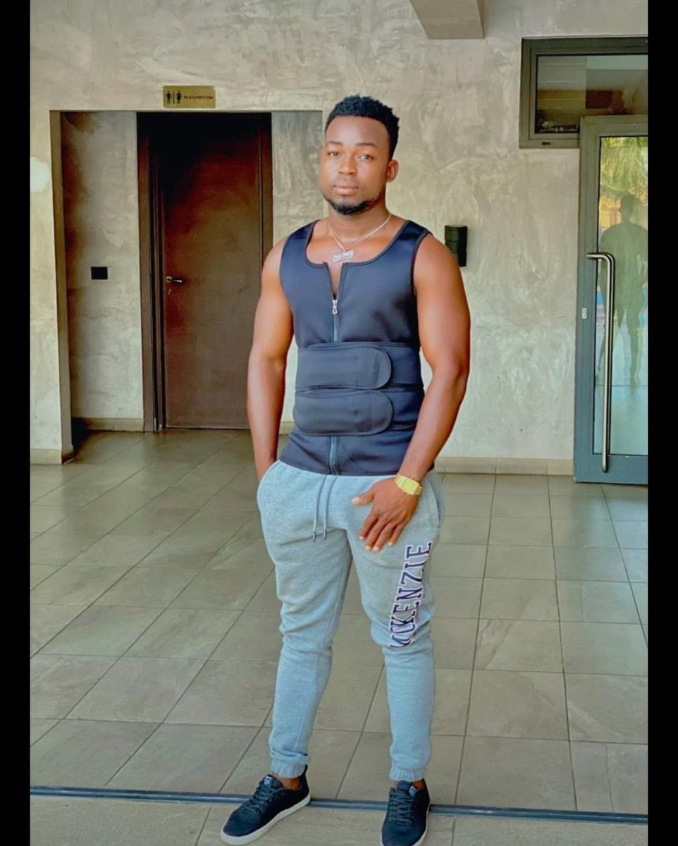 Versace40k's tweet photo. @jhapalmers @agaciou Man way Dey wear women demma stomach pack derr how u fit talk say someone is sick https://t.co/QKubOKGQPZ