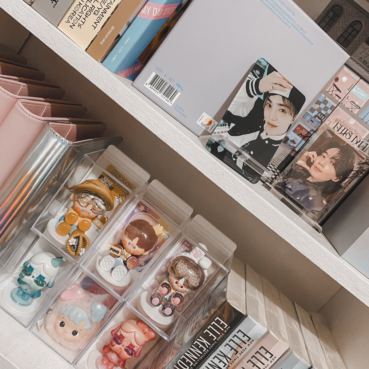 10zerozero4yjh's tweet image. books and kpop merch shelf 🤍✨️
