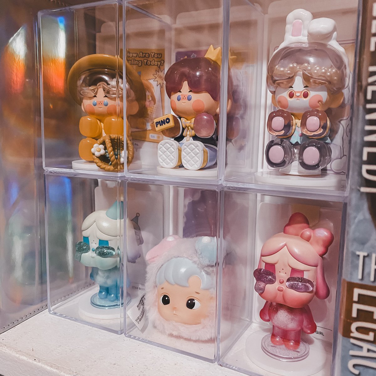 10zerozero4yjh's tweet image. books and kpop merch shelf 🤍✨️