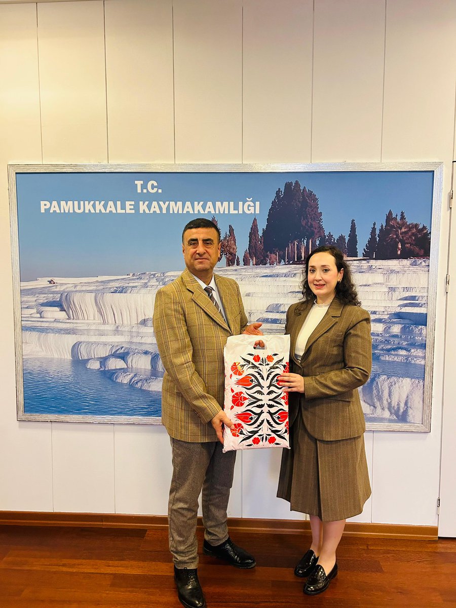 ‘Yılın Öğretmeni’ seçilerek Denizli’yi temsil eden; İlçemiz Yaşar Kımıl Fen Lisesi İngilizce Öğretmeni Ayfer Dal, İlçe Milli Eğitim Müdürü Mehmet ÇİMEN ve Şube Müdürü Zekeriya TÜRK ile birlikte Kaymakamımız Sayın Uğur BULUT’a ziyarette bulundular.