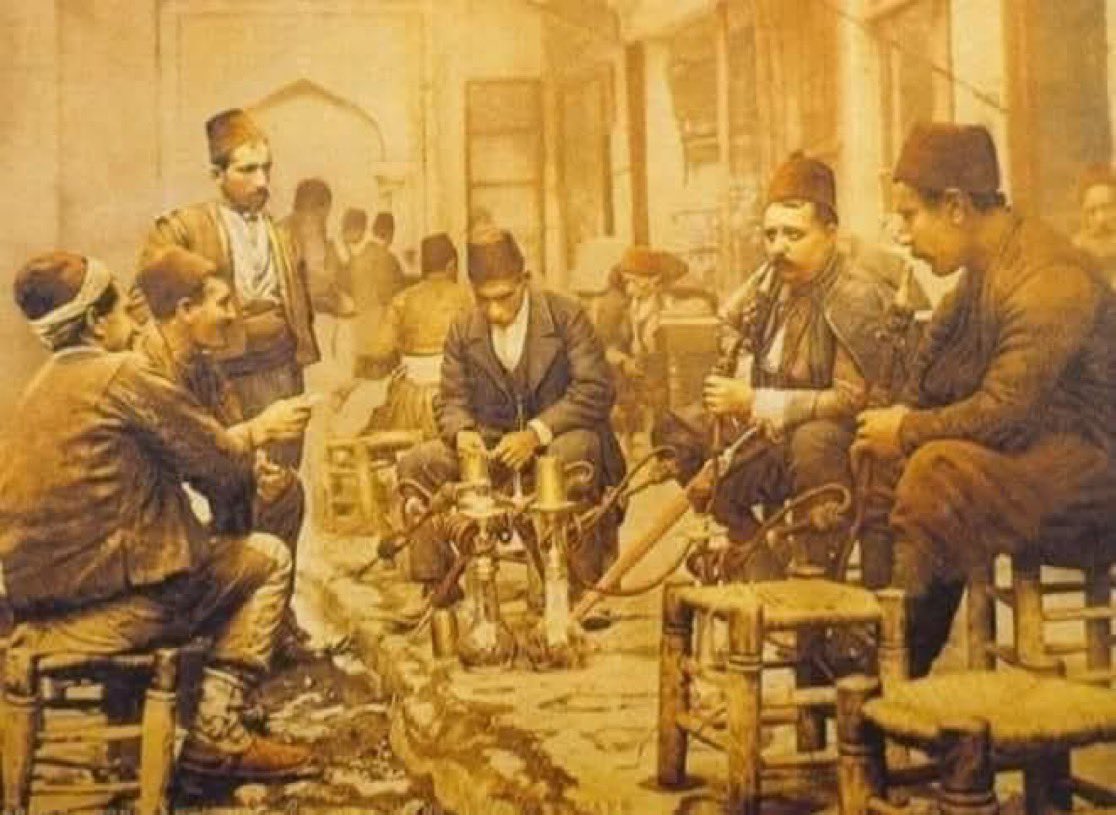 Sultan Mahmut kılık kıyafetini değiştirip dolaşmaya başlamış. Dolaşırken bir kahvehaneye girmiş oturmuş. Herkes bir şeyler istiyor.
─ Tıkandı Baba, çay getir
─ Tıkandı Baba, kahve getir.
Bu durum Sultan Mahmut’un dikkatini çekmiş.