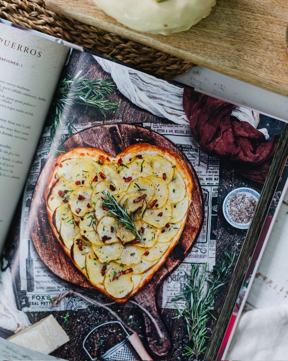📖 'A la mesa con Loleta', el nuevo libro de <a href="/LoletabyLoleta/">Lola Bernabé</a>, te invita a convertir cada reunión gastronómica en casa en un momento inolvidable. 💖

🌟 Recetas y consejos únicos, desde un brunch con amigos hasta una cena navideña.

👉 bit.ly/40WxKoc