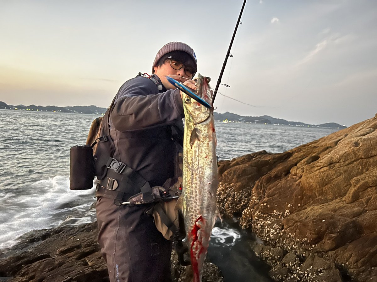 SeabassLinks's tweet photo. サゴシ？サワラ？
アウトスター120Sが着水してから水面フラフラっと泳ぎ出した瞬間に食ってきた！
#bluebluefishing
#アウトスター120S https://t.co/h5gt5t7kCI