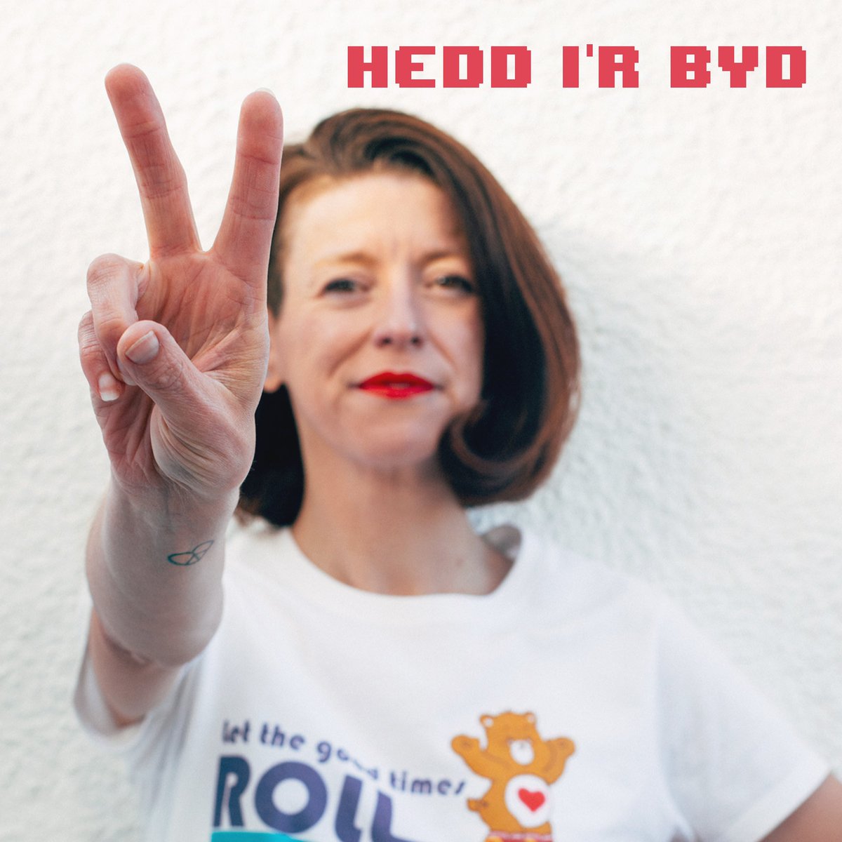 ‘Da ni mewn i’r wythnos olaf o rhyddhau yma’n Côsh am 2024☹️ ond ‘da ni’n gorffen efo BANG! Ail sengl @00Bets ‘Hedd i’r Byd’!

Allan dydd Gwener💿 

- 

We’re in the last week of releasing in 2024☹️ let’s finish with a BANG, Betsan ‘Hedd i’r Byd’!

Out Friday💿