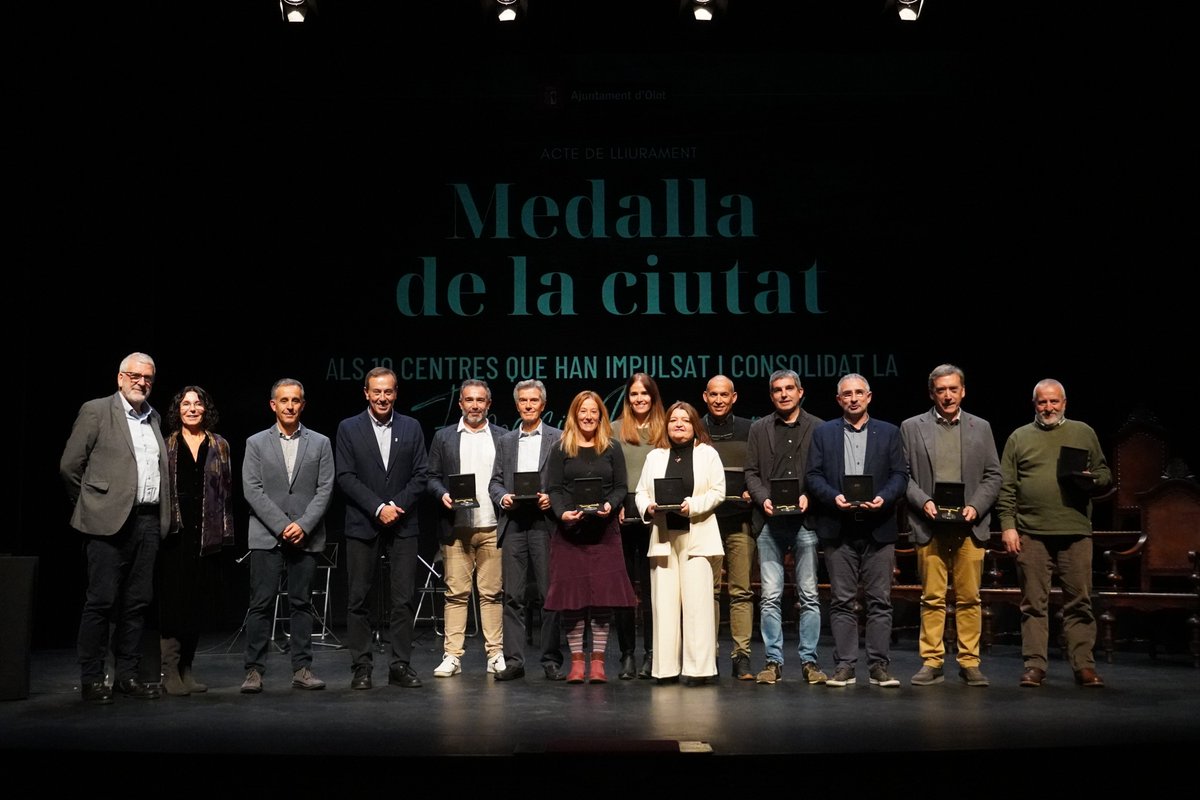 oloteducacio's tweet image. 🏅Els centres educatius que han impulsat i consolidat la #FormacióProfessional a #Olot reben la #Medalla de la Ciutat! 

Un reconeixement a 50 anys de formació, creixement i oportunitats👏

🎉L&apos;enhorabona als premiats!🎉

oloteducacio.cat/2024/12/03/els…