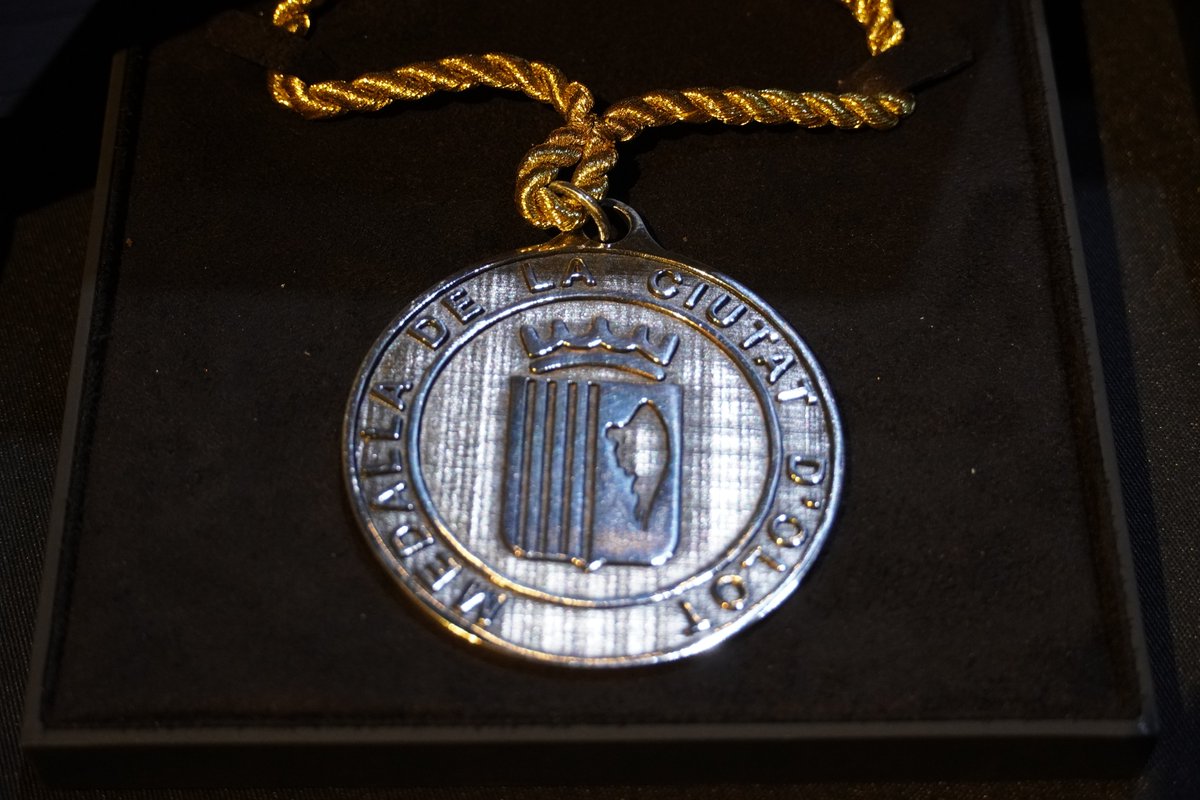 oloteducacio's tweet image. 🏅Els centres educatius que han impulsat i consolidat la #FormacióProfessional a #Olot reben la #Medalla de la Ciutat! 

Un reconeixement a 50 anys de formació, creixement i oportunitats👏

🎉L&apos;enhorabona als premiats!🎉

oloteducacio.cat/2024/12/03/els…