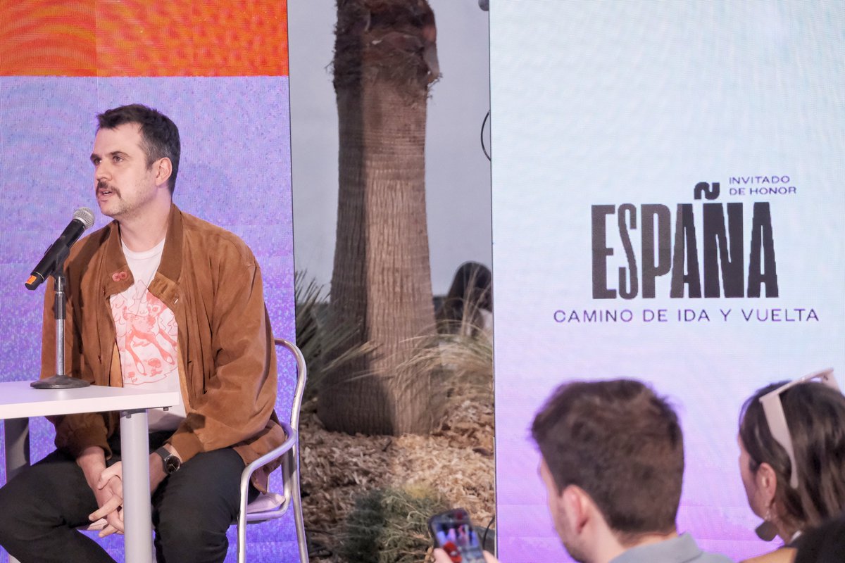 culturagob's tweet photo. 🎙️📒 @punzadas_ está en la @filguadalajara, donde ya se ha grabado el primero de los episodios en vivo que realizarán desde allí

📚 Las filósofas Inés García y Paula Ducay charlaron con el escritor Pau Luque sobre la encrucijada entre literatura y filosofía moral https://t.co/qeexSYaAlJ