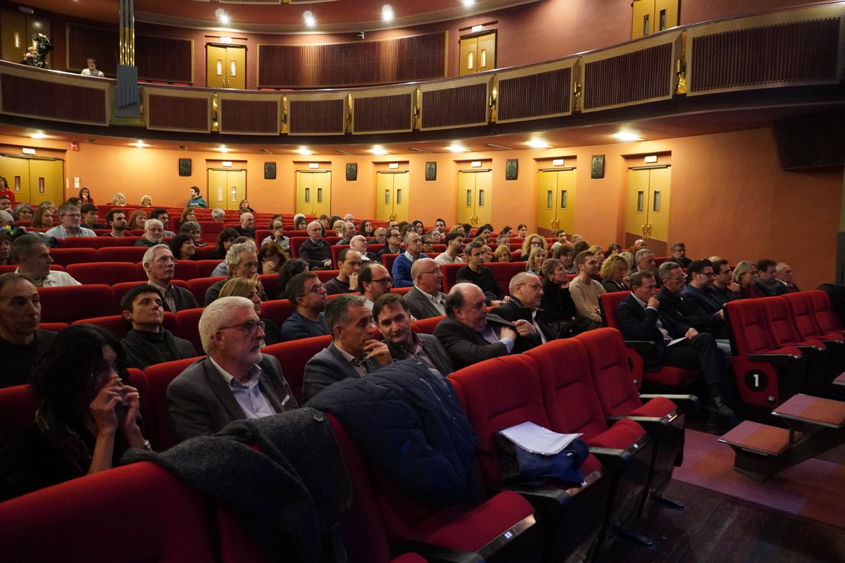 oloteducacio's tweet image. 🏅Els centres educatius que han impulsat i consolidat la #FormacióProfessional a #Olot reben la #Medalla de la Ciutat! 

Un reconeixement a 50 anys de formació, creixement i oportunitats👏

🎉L&apos;enhorabona als premiats!🎉

oloteducacio.cat/2024/12/03/els…