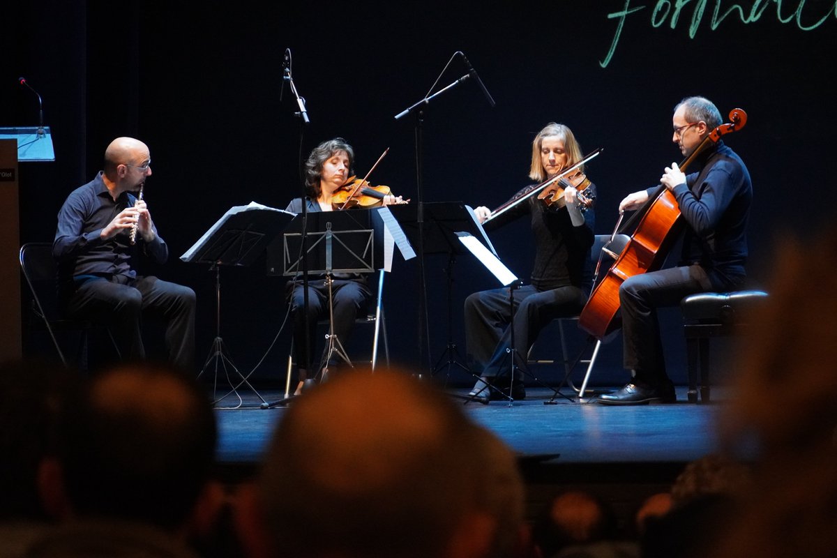 oloteducacio's tweet image. 🏅Els centres educatius que han impulsat i consolidat la #FormacióProfessional a #Olot reben la #Medalla de la Ciutat! 

Un reconeixement a 50 anys de formació, creixement i oportunitats👏

🎉L&apos;enhorabona als premiats!🎉

oloteducacio.cat/2024/12/03/els…
