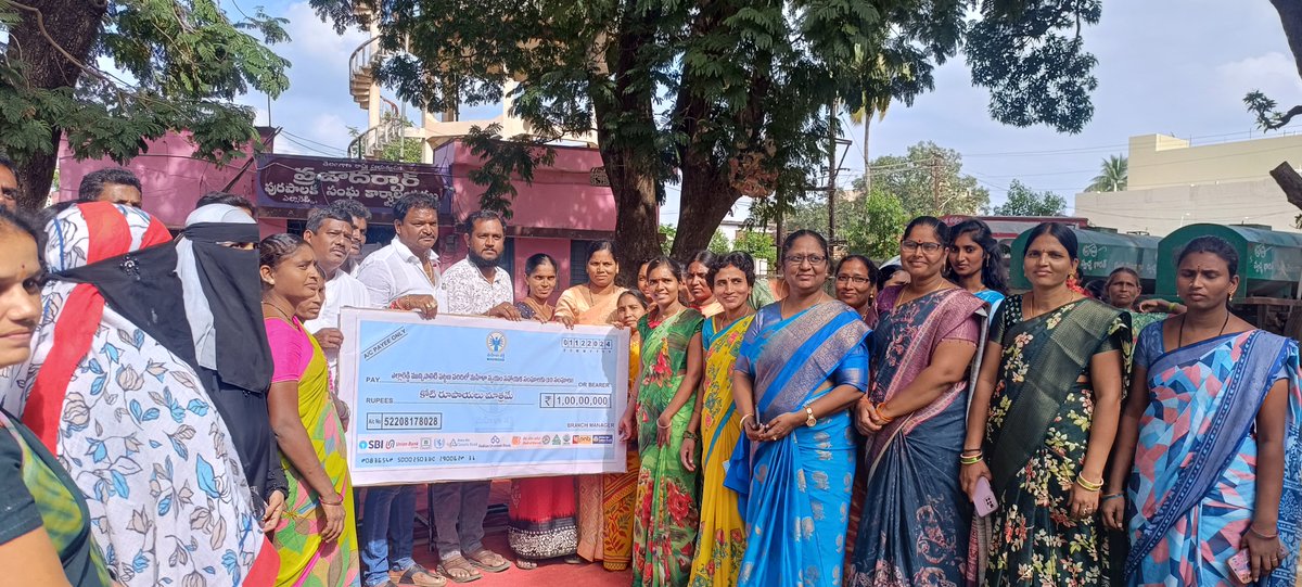 MplYellareddy's tweet photo. As part of Prajapalana Vijayotsavalu Indira Mahila Shakti program Conducted in Yellareddy municipality Participated by Chairperson,Commissioner,  Councillors , Municipal Staff and Rps @cdmatelangana @SBMU_Telangana @tksreedevi @telang https://t.co/xKtx01JrHX