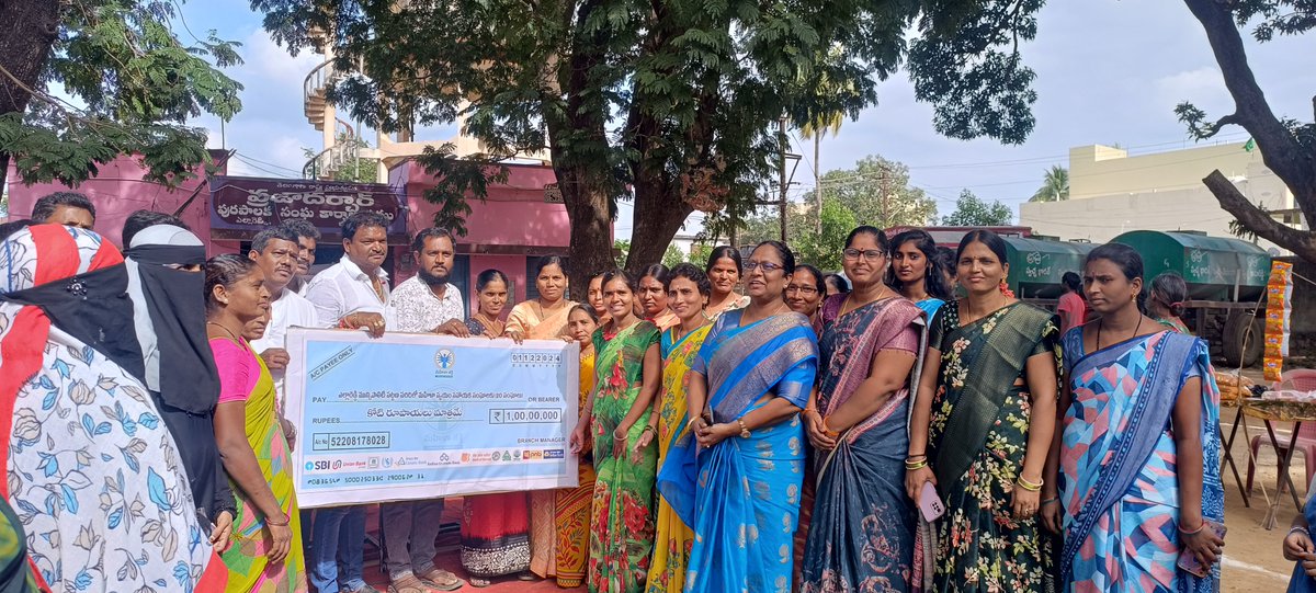 MplYellareddy's tweet photo. As part of Prajapalana Vijayotsavalu Indira Mahila Shakti program Conducted in Yellareddy municipality Participated by Chairperson,Commissioner,  Councillors , Municipal Staff and Rps @cdmatelangana @SBMU_Telangana @tksreedevi @telang https://t.co/xKtx01JrHX