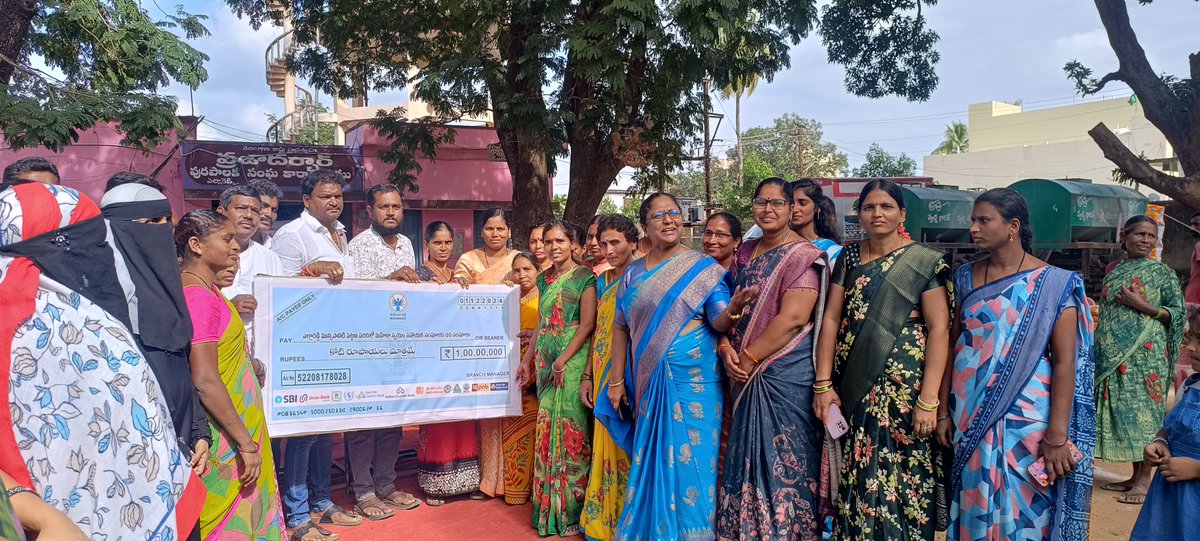 MplYellareddy's tweet photo. As part of Prajapalana Vijayotsavalu Indira Mahila Shakti program Conducted in Yellareddy municipality Participated by Chairperson,Commissioner,  Councillors , Municipal Staff and Rps @cdmatelangana @SBMU_Telangana @tksreedevi @telang https://t.co/xKtx01JrHX