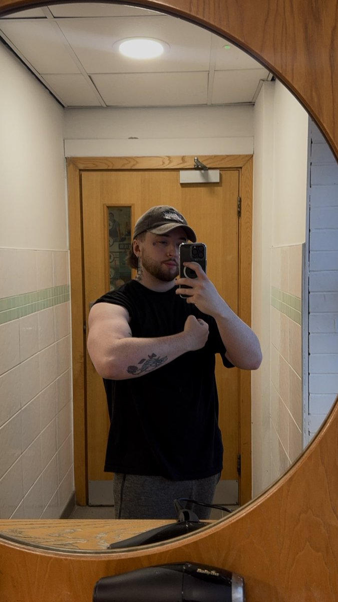 crayohla tweet media