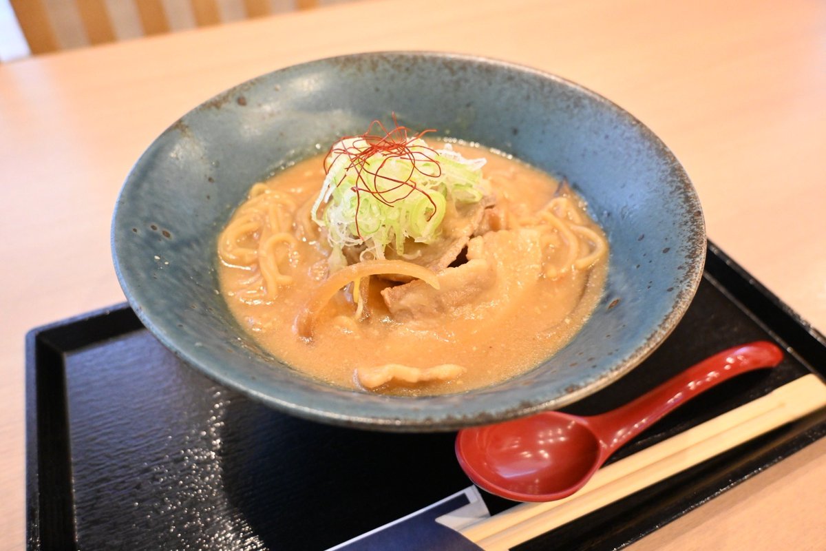3kagetsudake's tweet photo. 明日12/4(水)11:30〜オープン❗️
【豚汁らーめん屋】
今年の冬は肉と野菜の旨みたっぷりの【豚汁らーめん】！
３種の味噌のオリジナルブレンド味噌、麺に絡みつく絶妙なとろみ、豚汁と相性ばっちりの付け合わせが織りなす美味しさを是非ご賞味下さい☺♪
ご来店お待ちしております🍀 https://t.co/RWWk5kmMRc